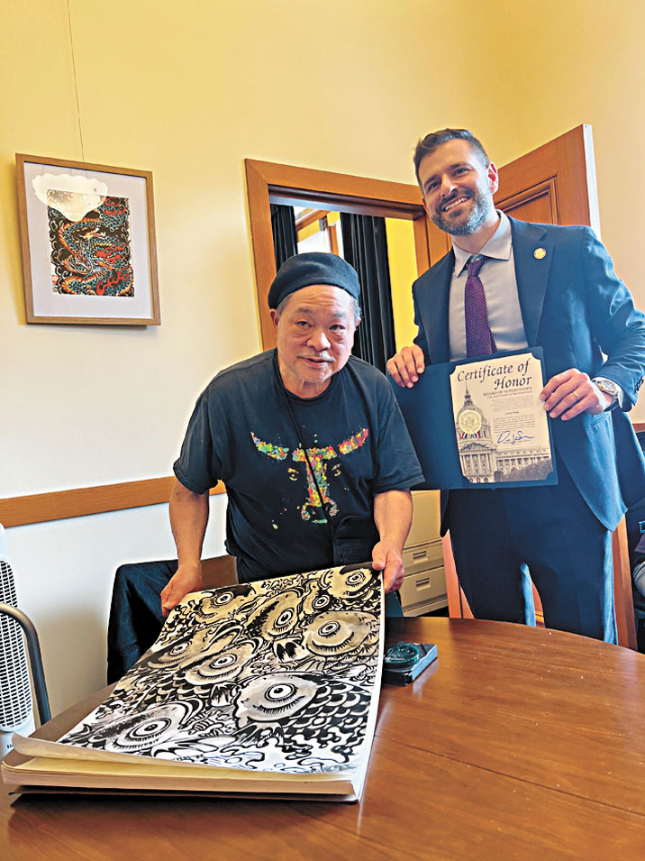 第三區市參事李爾德（右）向黃英偉頒發榮譽證書。受訪者提供