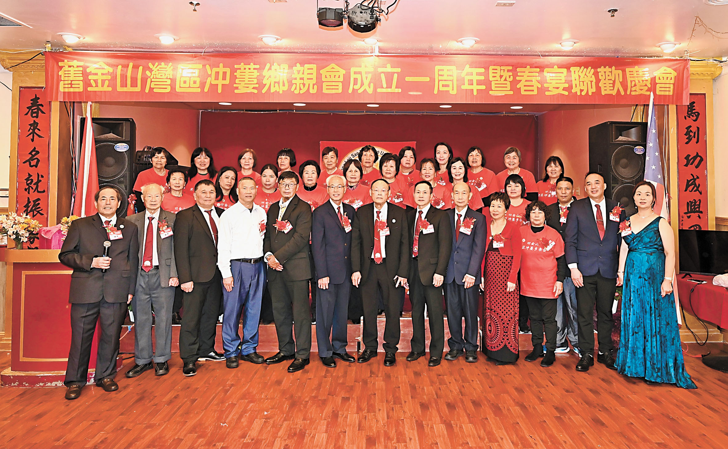 僑界嘉賓與沖蔞鄉親會首長及合唱團成員合影。馬紅兵攝