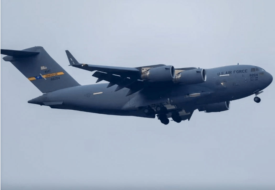 網上流傳一架美國空軍C-17運輸機降落北京，疑為特朗普訪華運送先遣物資，圖為這架運輸機在空中飛行。網上圖片