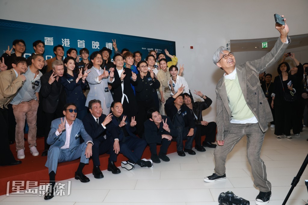 活動當日，前輩發哥親自掌鏡，與一班主演玩大合照。