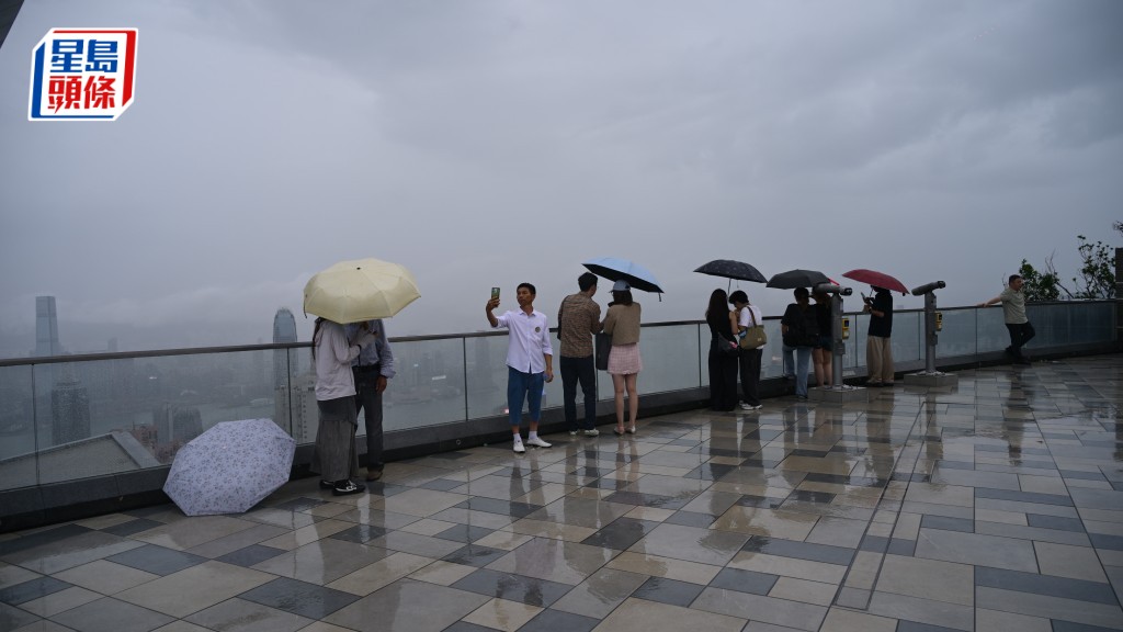 五一黃金周黃雨襲港 太平山頂雨霧中旅客體驗特別