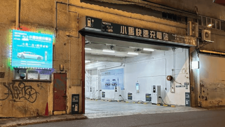 火炭電動車充電器冒煙 消防初步調查疑因短路引致