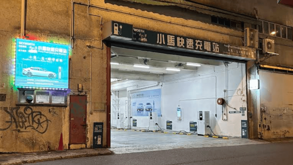 火炭電動車充電器冒煙 消防初步調查疑因短路引致