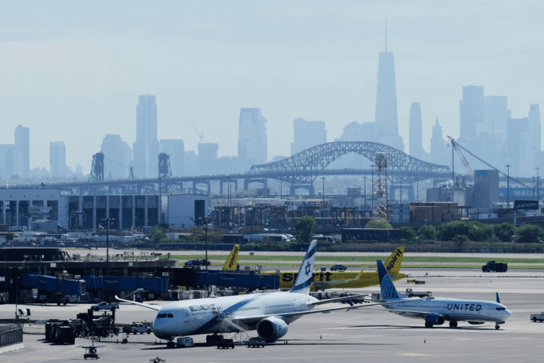 驚險降落！聯合航空波音767紐瓦克機場撞燈柱