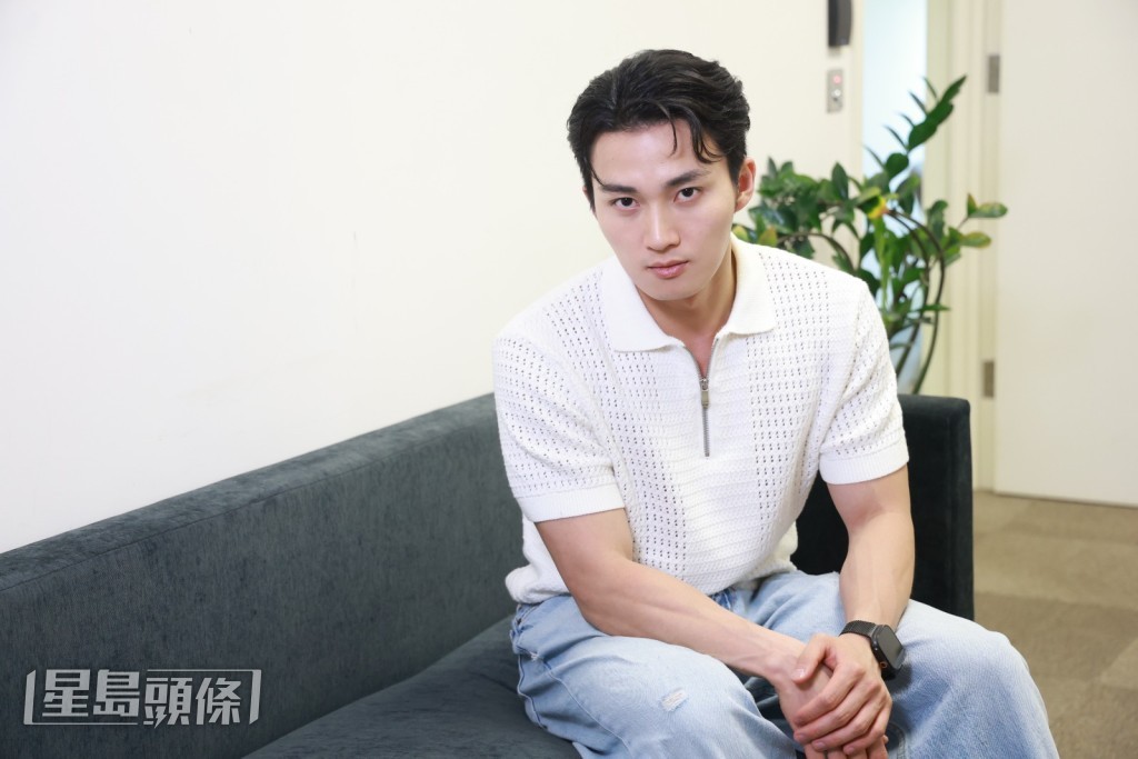 周嘉洛一直給予觀眾詼諧而有活力的印象。