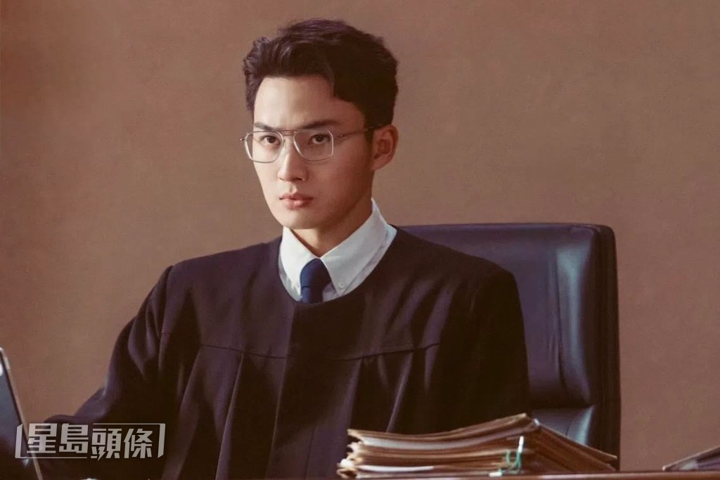 《正義女神》中斯文嚴肅的「鄭官」，其實也反映了周嘉洛私下的一面。