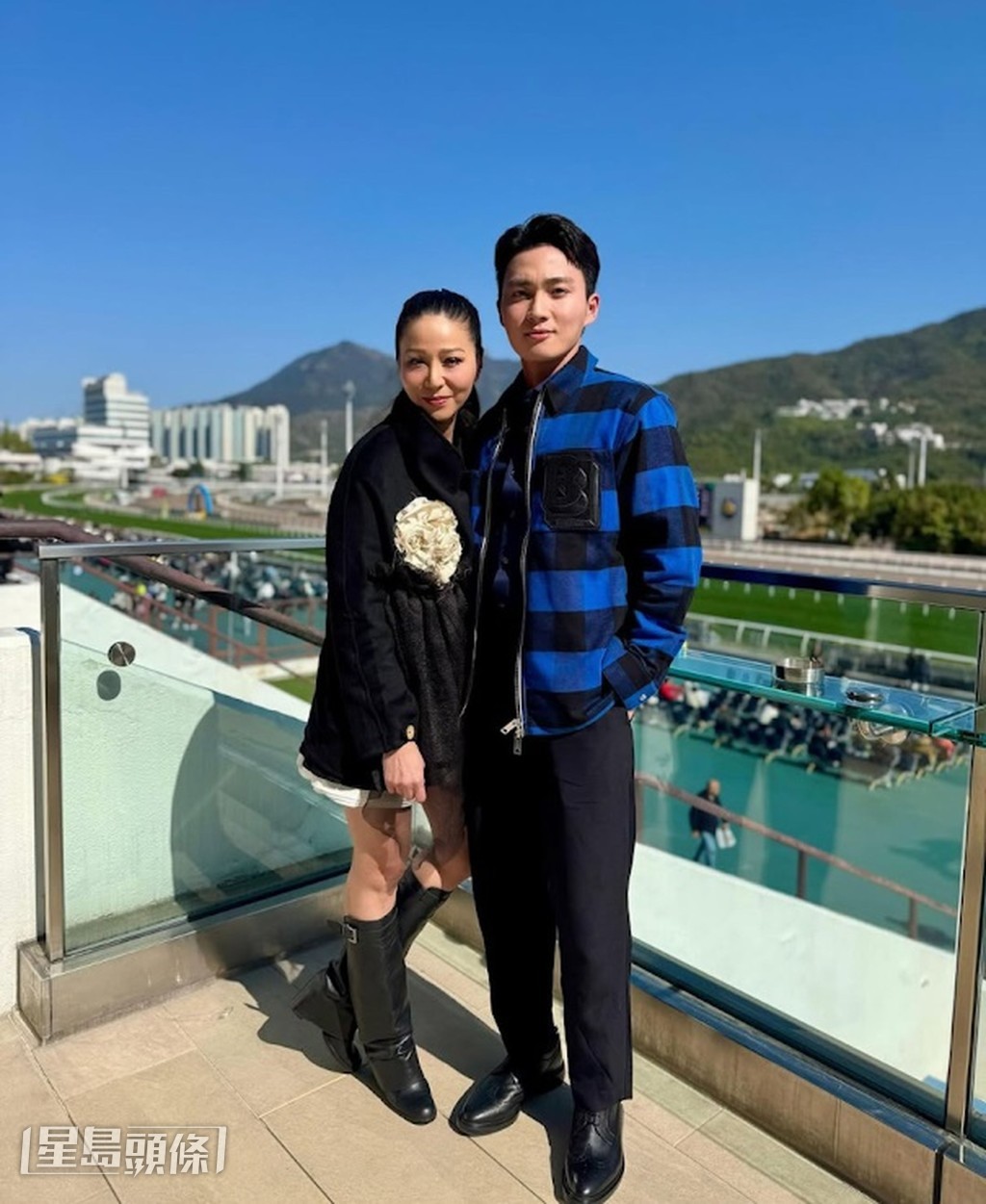 周嘉洛指《愛回家》的搞笑場面，很多時由滕麗名主導創作，自己主要是配合。