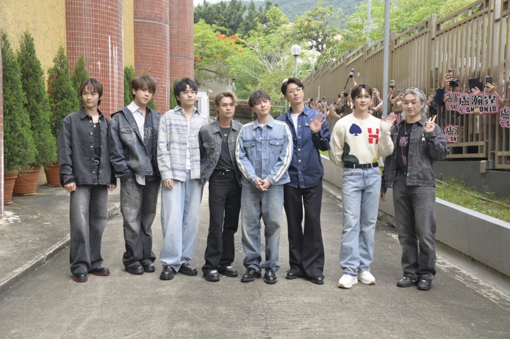 八位成員（左起：Alton、姜濤、Ian、Tiger、Frankie、Stanley、Anson Lo、Jer）合影。