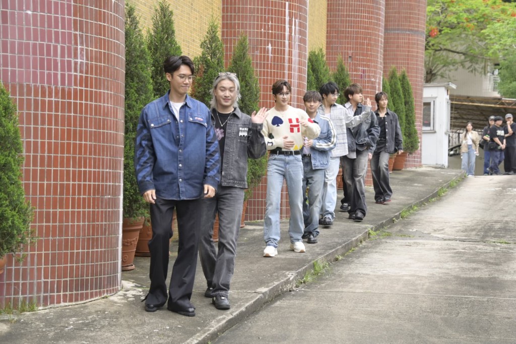 成員集合後一同步入商台大樓。