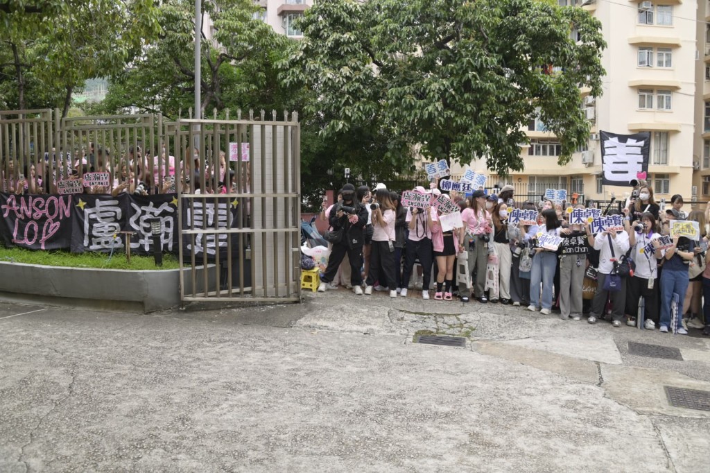 約兩百名姜糖一早便在商台外舉牌守候，為姜濤應援。