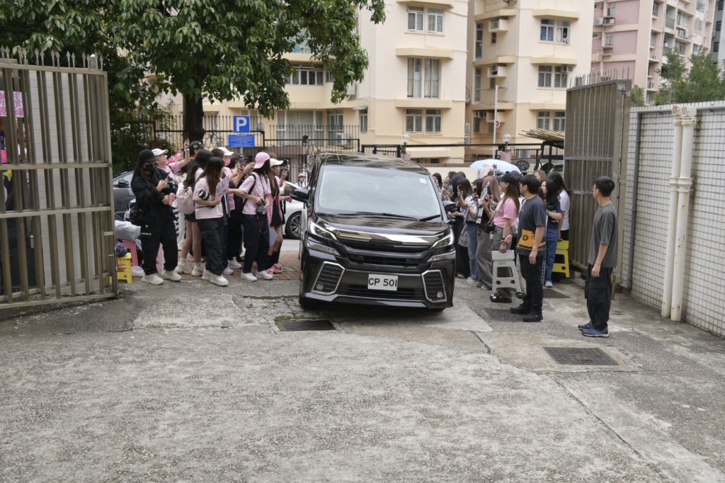 八子於中午12時許，分乘四部車輛抵達商台。