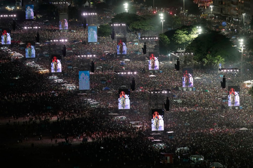 里約 Copacabana 沙灘擠滿了前來觀賞 Shakira 演出的民眾。