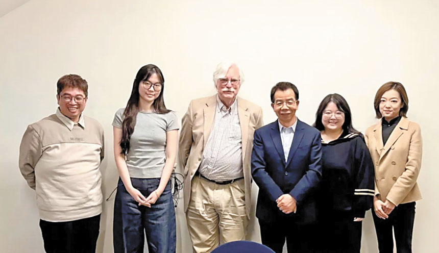 黃榮懷（右三）率團到訪哈佛大學教育學院資深教授迪德（Chris Dede，左三）。