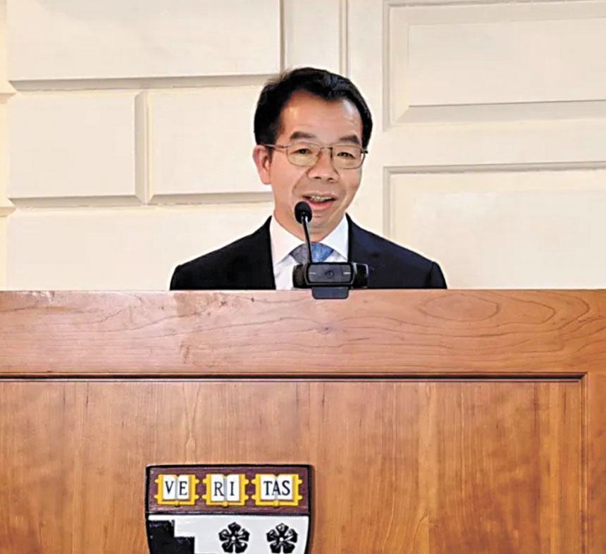 黃榮懷教授在演講中。