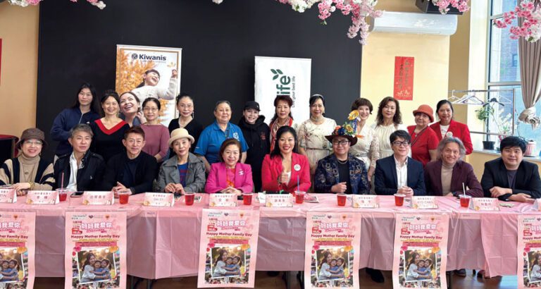 主辦「媽媽，我愛你」 母親節家庭嘉年華系列代表，以及表演歌星聯袂宣布活動內容。