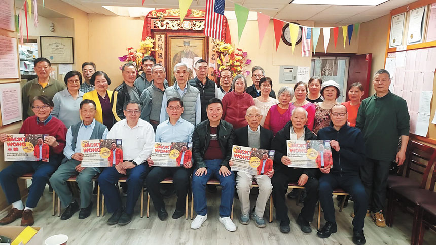 余風采堂主席余伯禧(左四)等力挺王鏑(右四)競選眾議員。