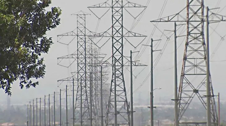 資料照片顯示，南加州輸電線路附近瀰漫著霧霾。KTLA