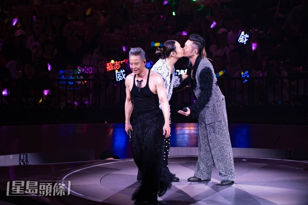 蘇志威感動表示：「好開心呢度有1萬2千人同我擺60大壽，係個天俾我嘅恩賜！」