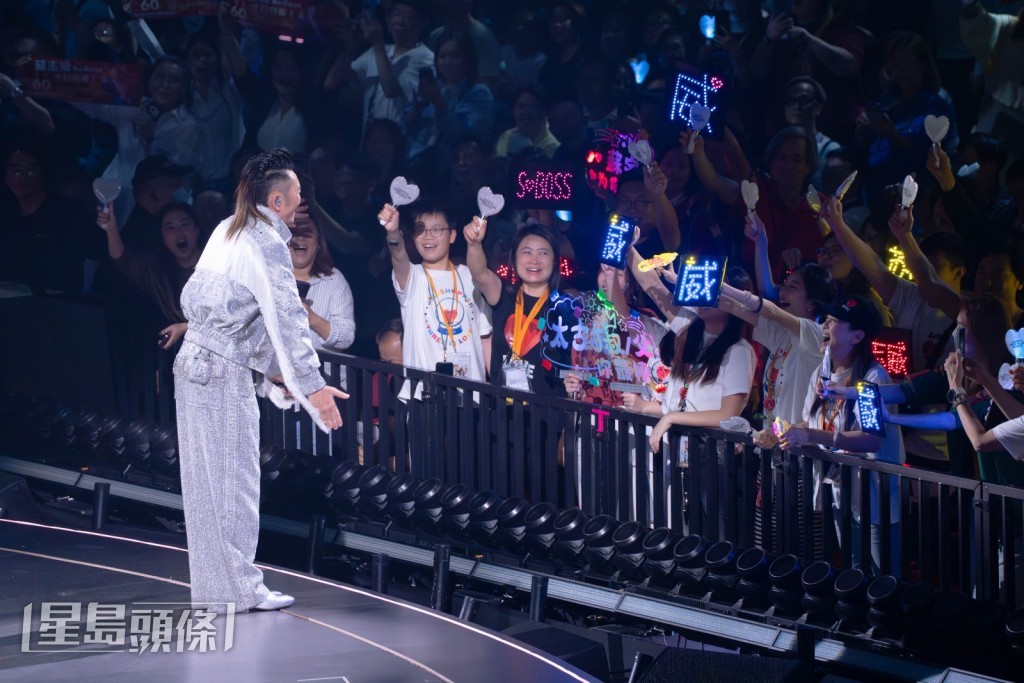 蘇志威太太劉小慧攜同兩個女兒Yumi和Ina一同欣賞。