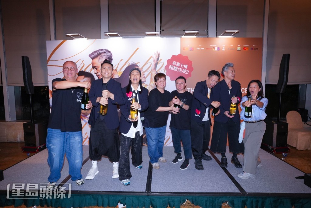 演唱會後，草蜢於酒店餐廳舉行慶功宴，與台前幕後團隊一同慶祝並開香檳合照。