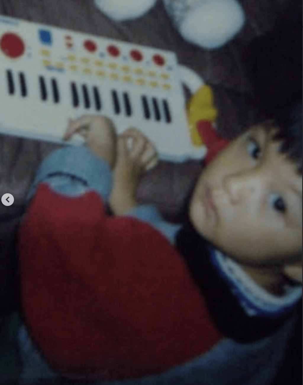 王丹妮分享自己1994年的照片。