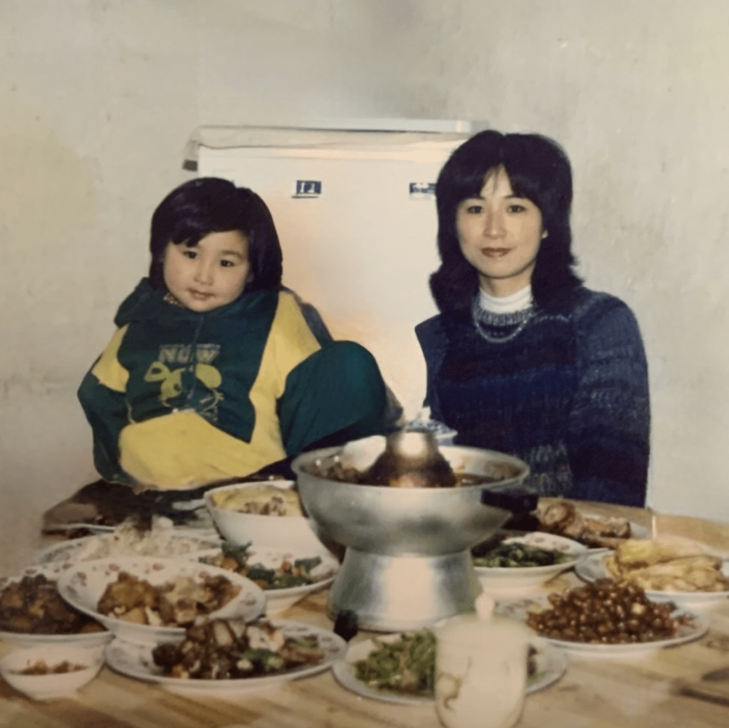 高海寧分享7歲時與媽媽的合照，母女皆樣貌標緻。