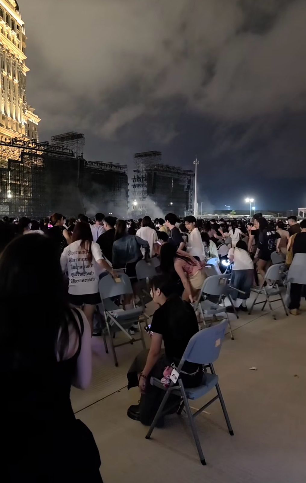 GD演出時，有台下觀眾搬動椅子衝向前排。
