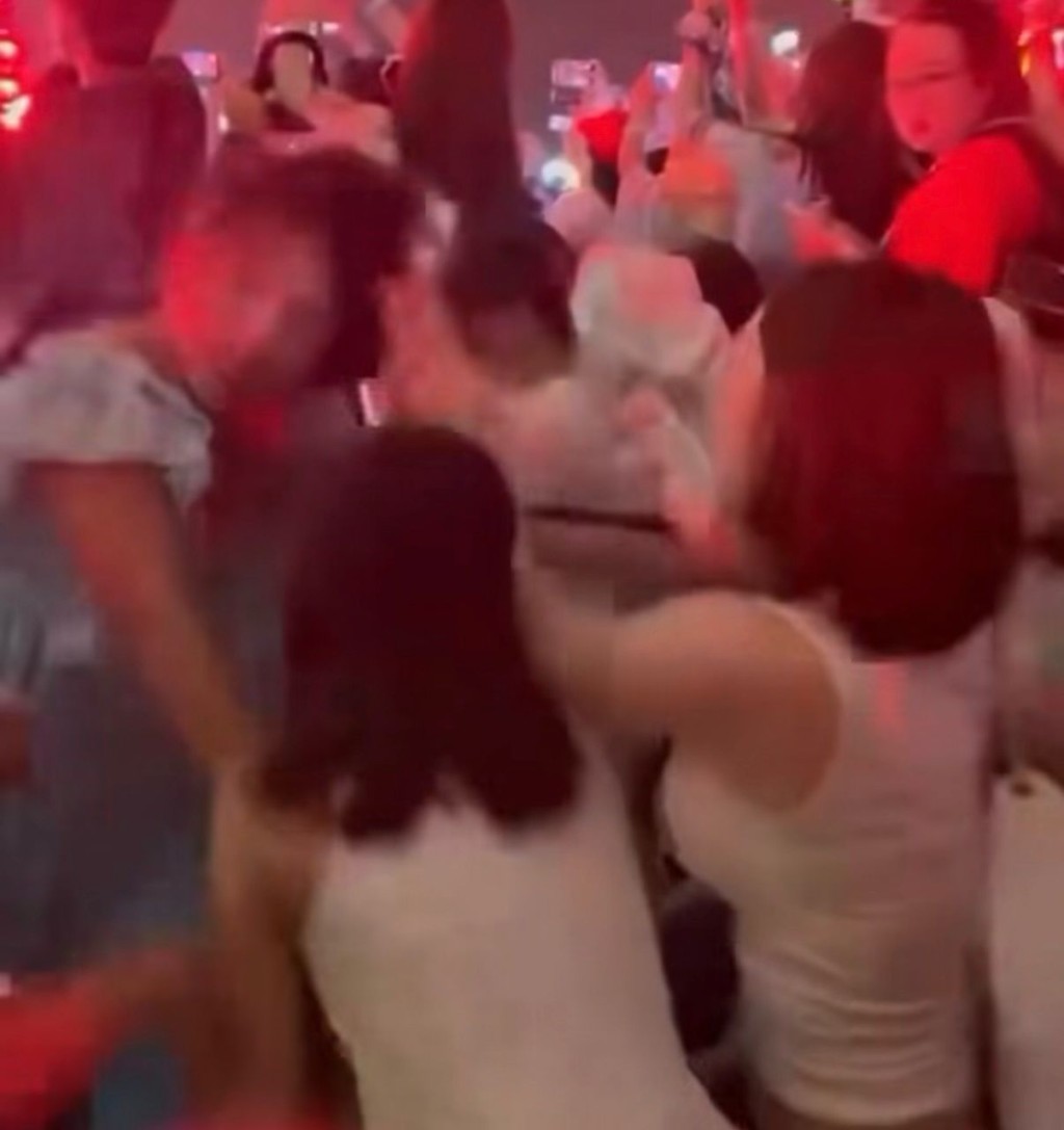 數名女粉絲在現場發生肢體衝突。