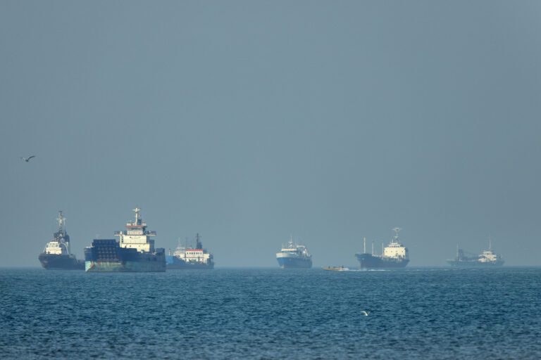 美艦護航兩貨船過霍爾木茲海峽