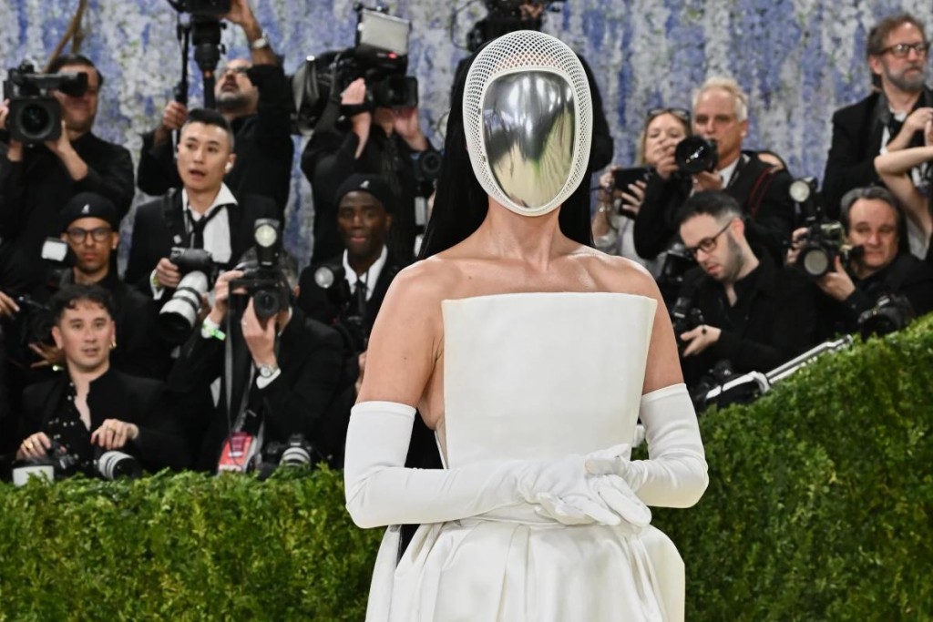 Katy Perry佩戴金屬面罩亮相。