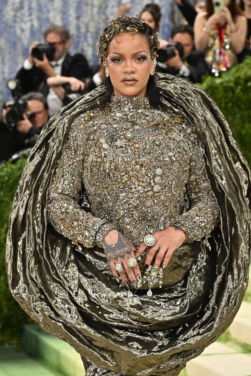 Rihanna身穿一襲閃亮的雀巢造型晚裝。