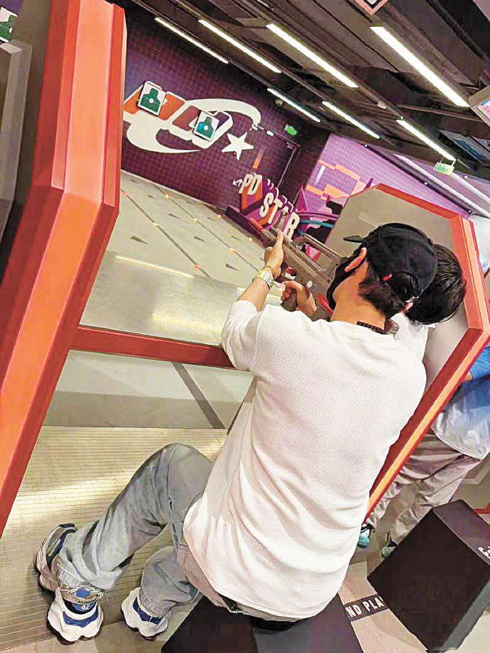 黃曉明和兒子在玩射擊項目。網上圖片