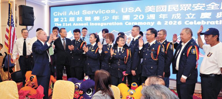 國民安隊第二十一屆職員就職及少年團成立二十一週年典禮。圖為全體出席之隊員，由州眾議員寇頓主持宣誓就職。