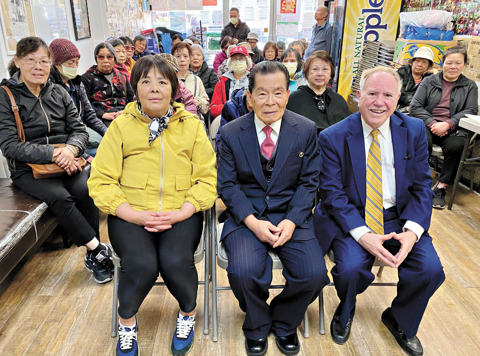 （前排左起）吳燕珊、羅添福、以及寇頓等出席3日會議。 張之銘攝