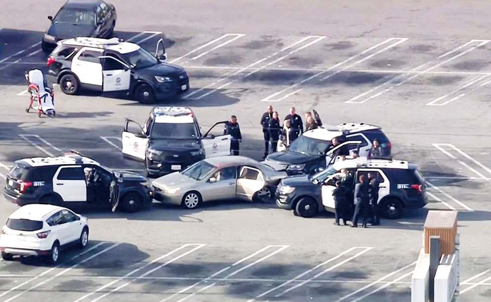 南洛杉磯一處購物中心停車場中央，一名持刀自殘的男子在轎車內與警方對峙。KTLA