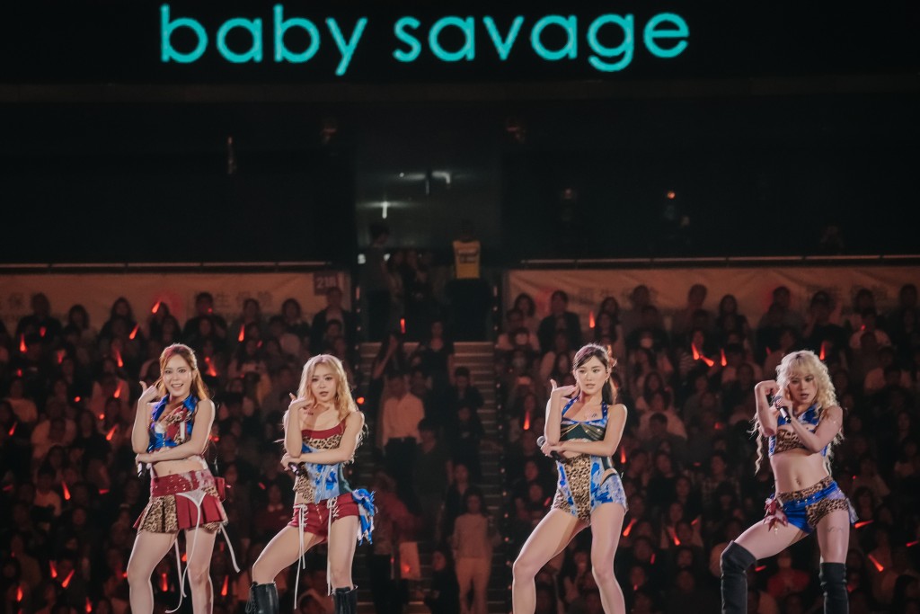 VIVA在第二場演出中獲得獨立Solo機會，表演新團歌《Baby Savage》。