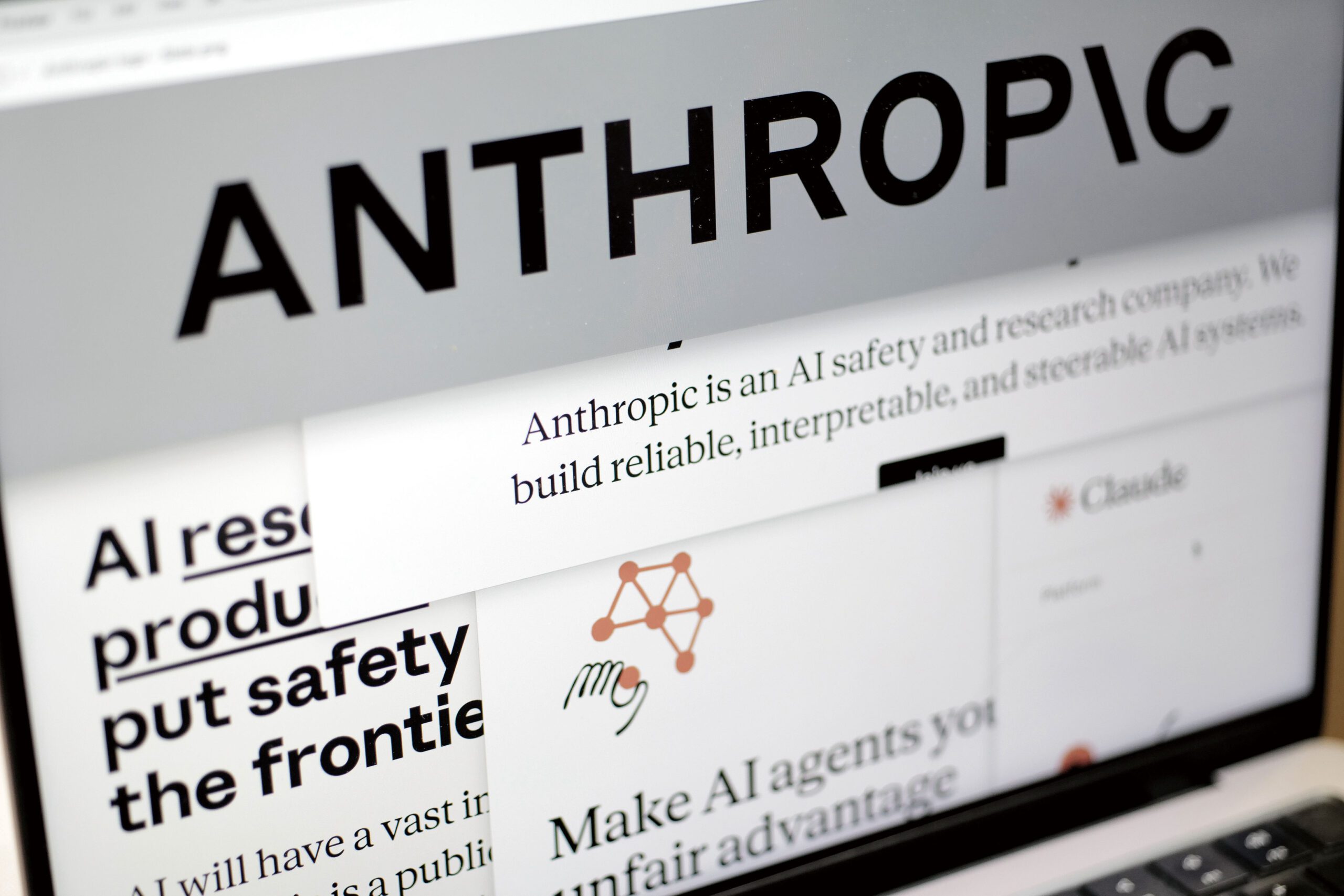 電腦螢幕上顯示Anthropic網站的頁面及該公司的標誌。 美聯社