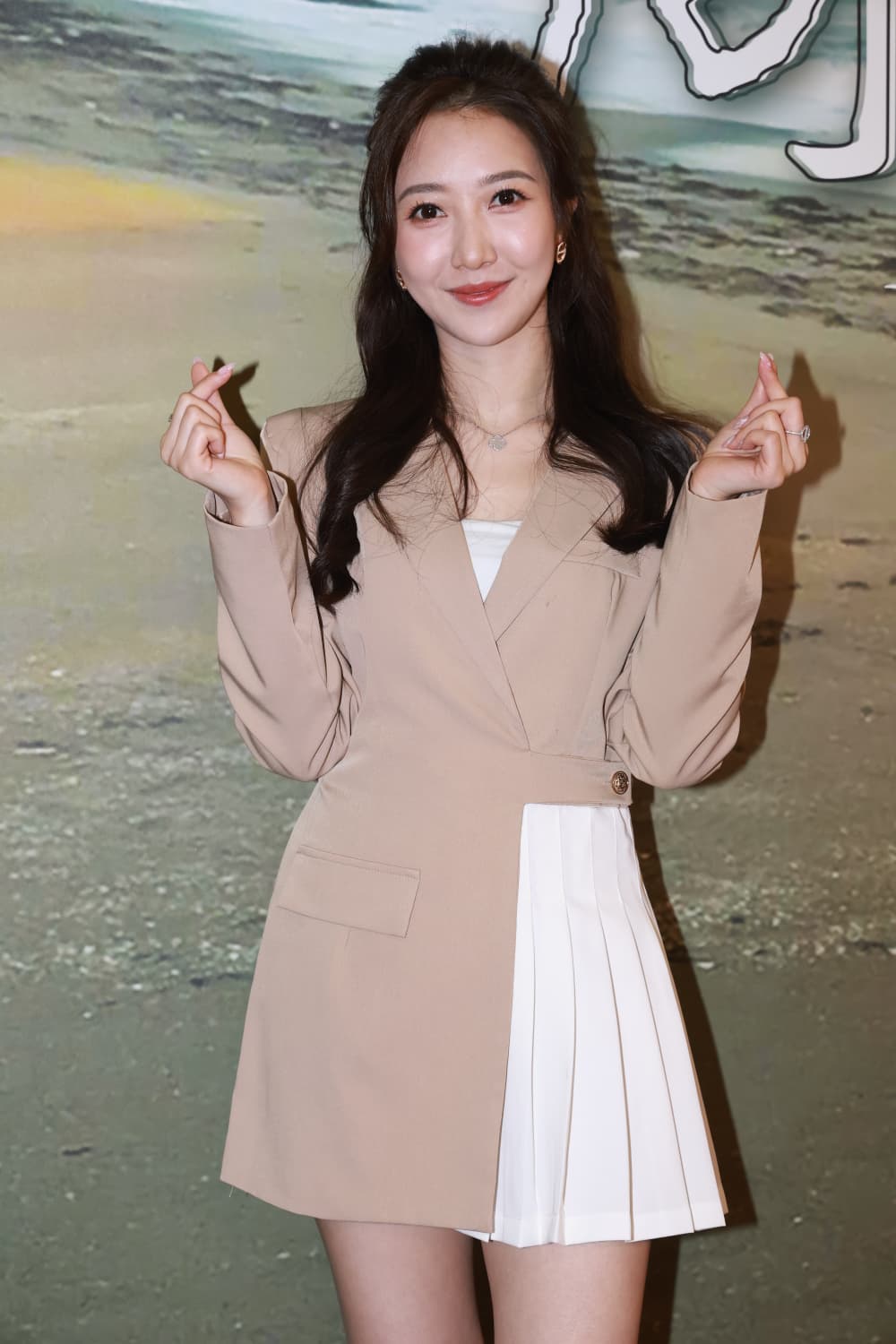 何依婷透露，自己的身高自小學六年級後就沒有再增長，維持在164cm。