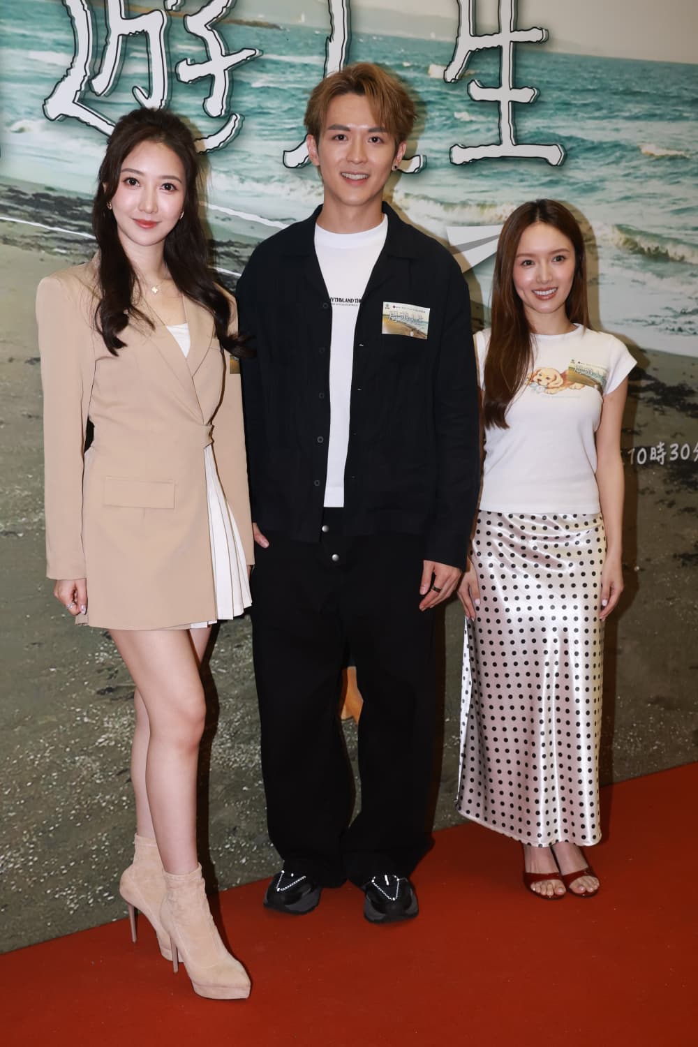 鄺潔楹（右）、何依婷（左）和阮浩棕（中）在電視城支持周奕瑋的新節目試映。