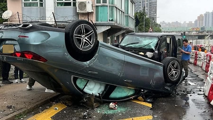 元朗公庵路兩車相撞 平治翻側三人輕傷送院
