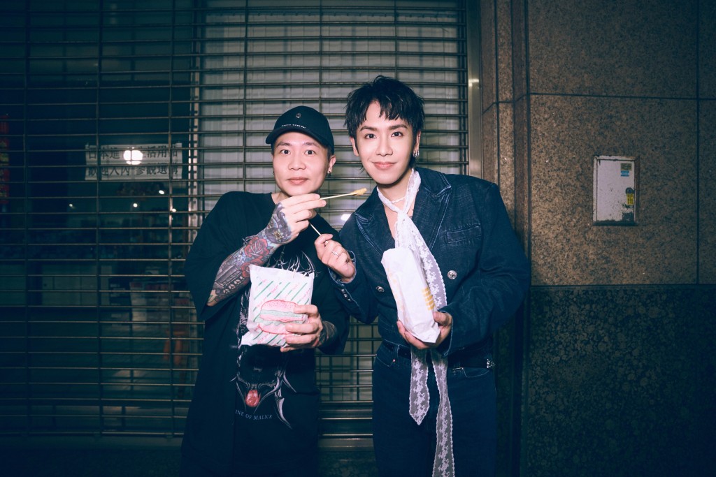 蕭秉治貼心探班，準備了鹽酥雞與蛋塔等宵夜慰勞工作團隊。