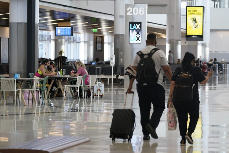 夏季旅遊旺季 南加國際旅客恐縮減