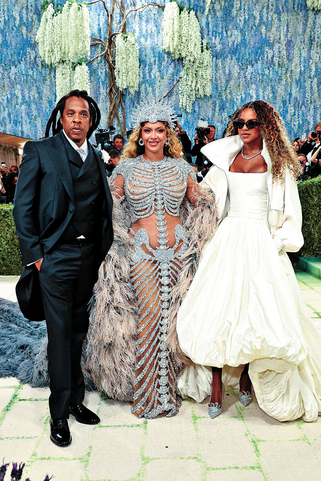 ■Beyonce指為女兒Ivy Blue重返Met Gala，昨日她以水晶骷髏裝亮相獲讚。