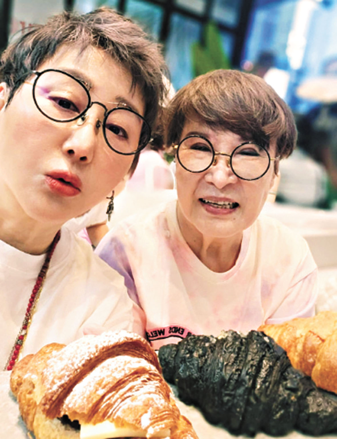 ■藍心湄帶著母親旅行。網上圖片