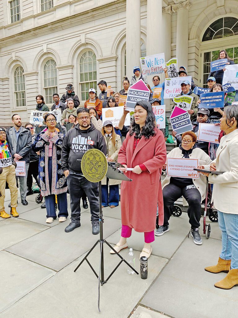 莊文怡(發言者)30日呼籲擴大CityFHEPS計劃。莊文怡辦公室提供