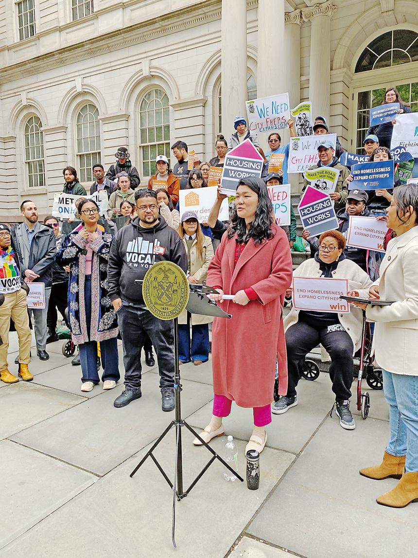 莊文怡(發言者)30日呼籲擴大CityFHEPS計劃。莊文怡辦公室提供