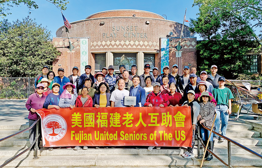 賀立寧(前排左七)5日為美國福建老人互助會和盧彪(前排左六)頒發嘉獎狀 。