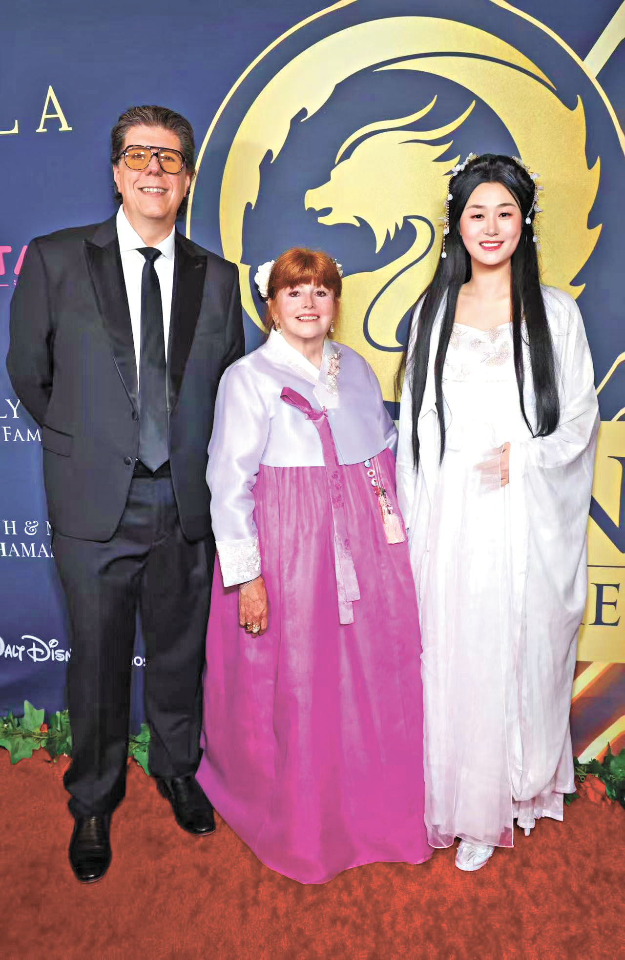 Melinda Rogers （中）與Maggie Tseng（右）等合影。 記者陸新攝