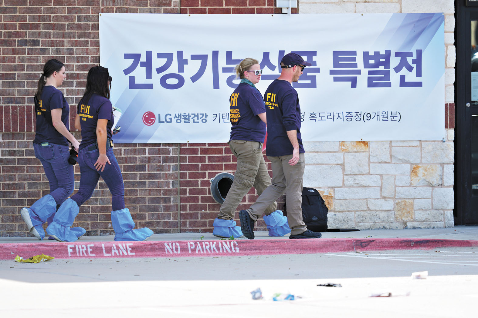 德州卡羅爾頓K Towne Plaza 5日發生槍擊事件，執法人員現場進行調查。美聯社