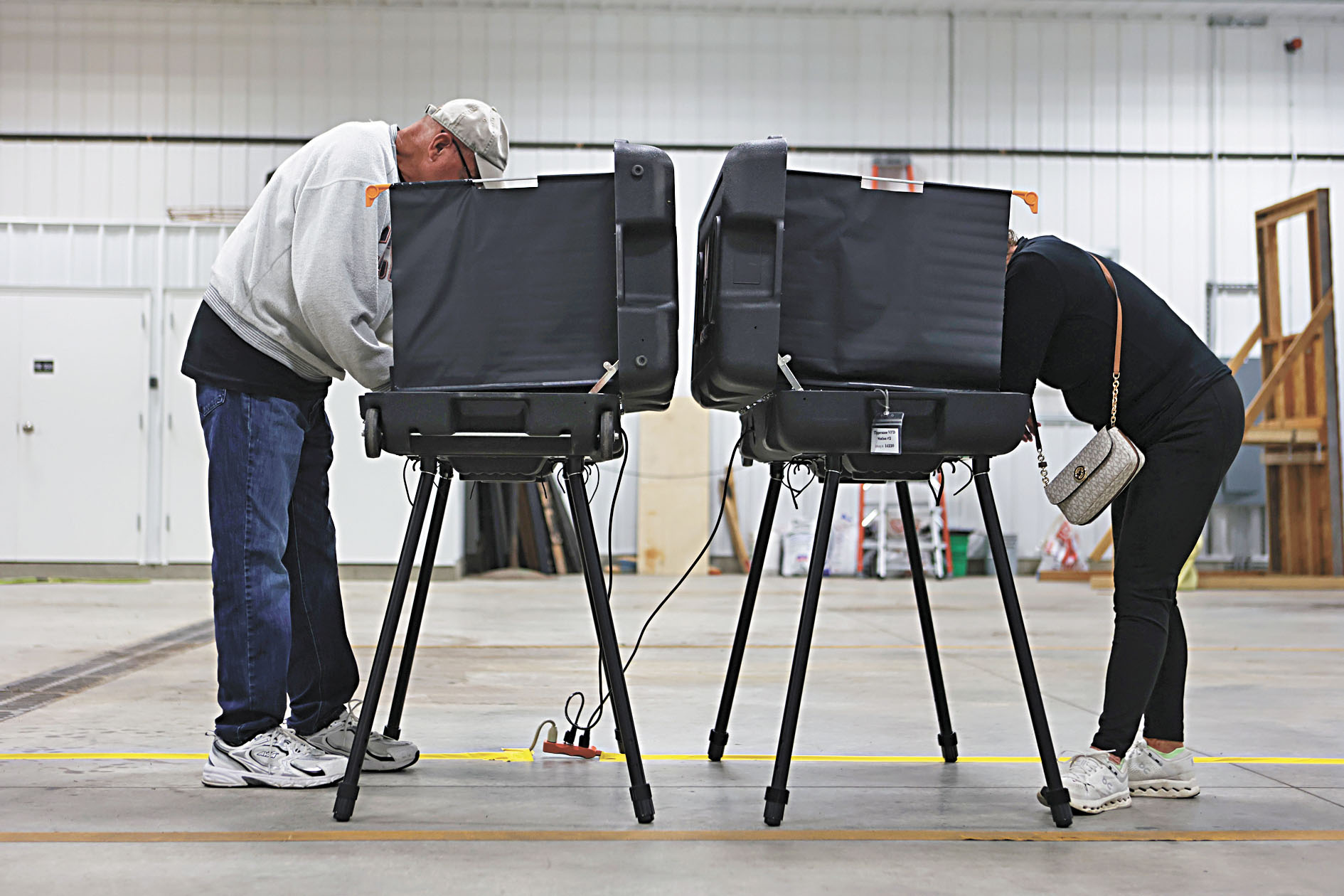 印第安納州西拉法葉市的初選投票中心，選民依序投票。 美聯社